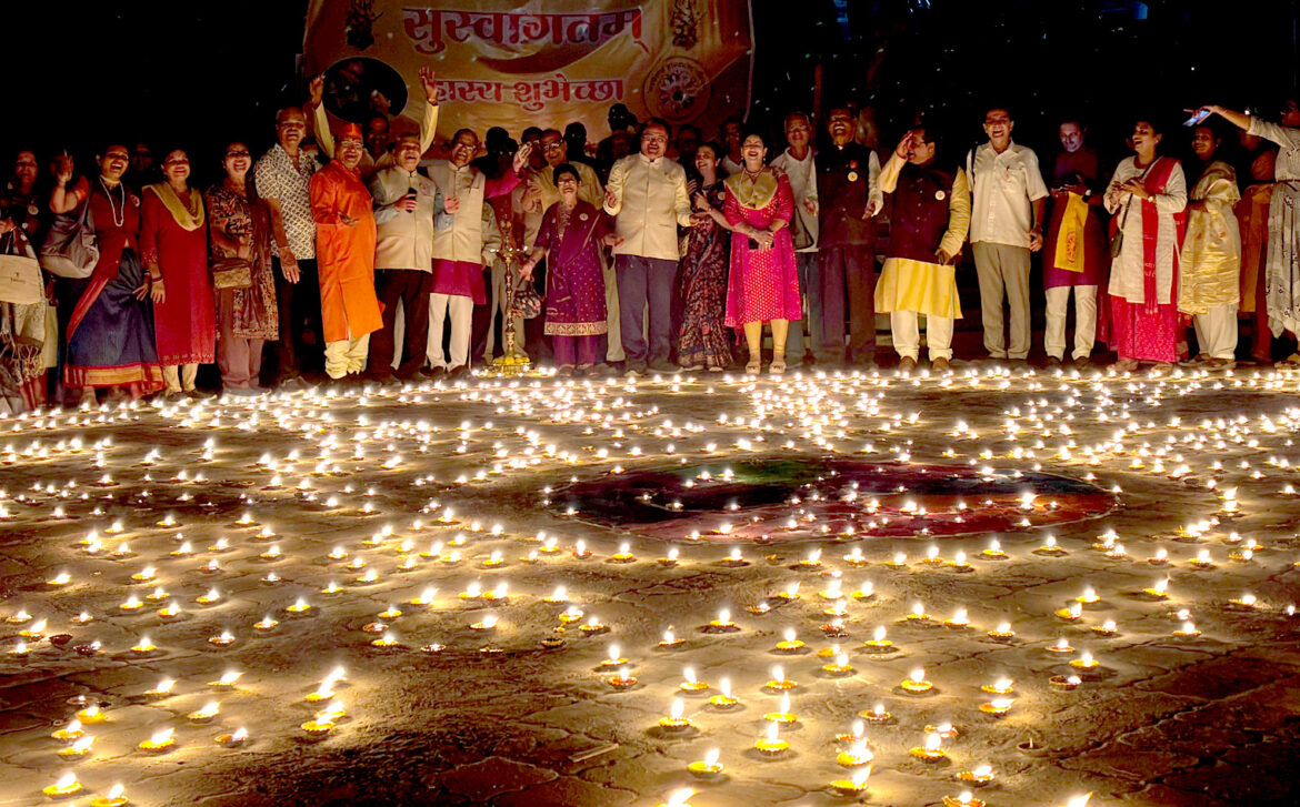 त्रिपुरी पौर्णिमा दीपोत्सव: हजारो दिव्यांनी उजळले चतु:श्रृंगी मंदिराचे प्रांगण