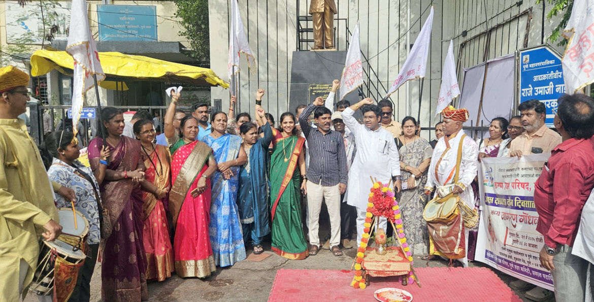 उत्पन्नाच्या दाखल्यांसाठी तहसील कार्यालयावर  रुग्ण हक्क परिषदेतर्फे जागरण गोंधळ आंदोलन