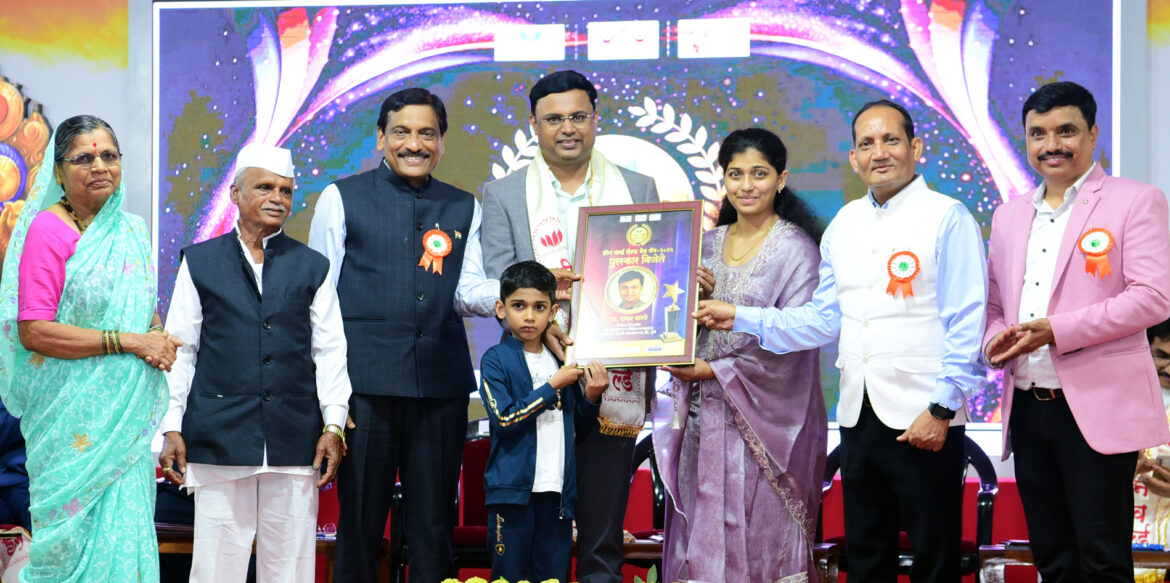 निर्माता-दिग्दर्शक शंकर बारवे यांना ‘ग्रीनवर्ल्ड सेल्फमेड मॅन २०२५’ पुरस्कार