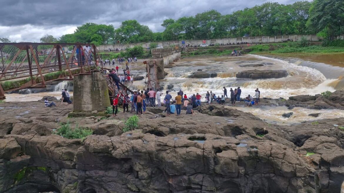 Indrayani River Bridge Collapse           कुंडमळा येथील इंद्रायणी नदीवरील पूल कोसळला; अनेक जण वाहून गेल्याची भीती