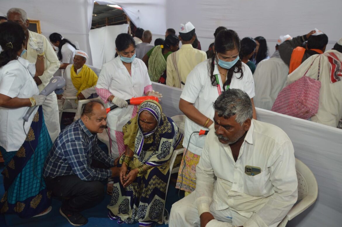 ‘दगडूशेठ’ गणपती ट्र्स्टतर्फे ११,७६४ वारकऱ्यांची मोफत आरोग्य तपासणी