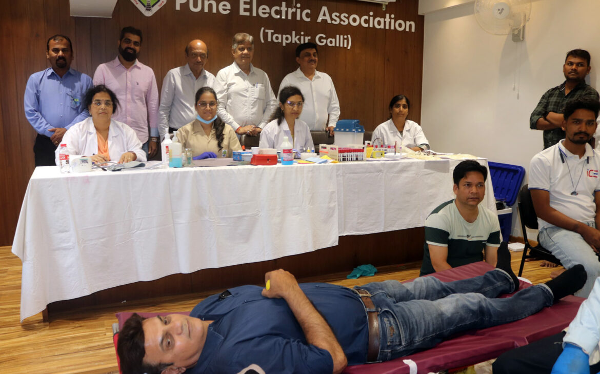 पुणे इलेक्ट्रिक असोसिएशन (तपकीर गल्ली) आयोजित शिबिरात १२२ जणांचे रक्तदान