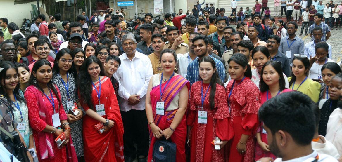 गणेशोत्सवाची भव्यता, ऐतिहासिक ठेवा पाहून परदेशी नागरिक हरखले