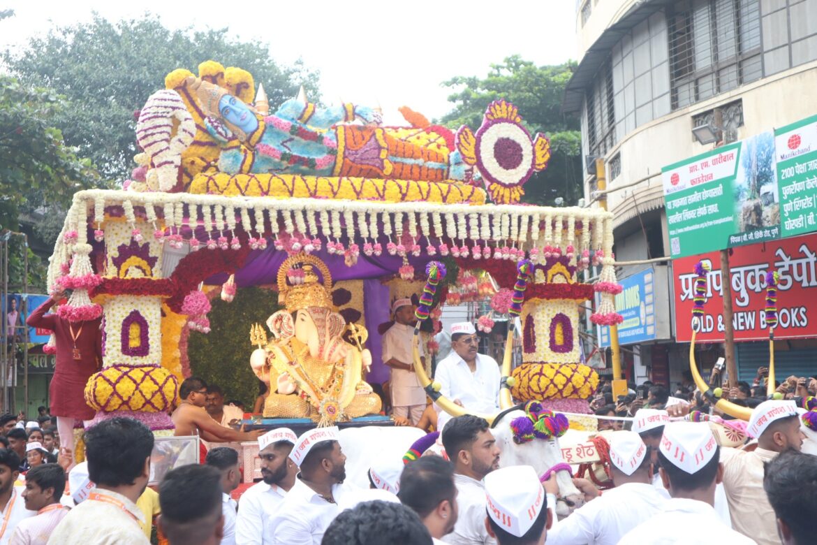 ‘दगडूशेठ’ गणपतीची भव्य रथातून थाटात आगमन मिरवणूक