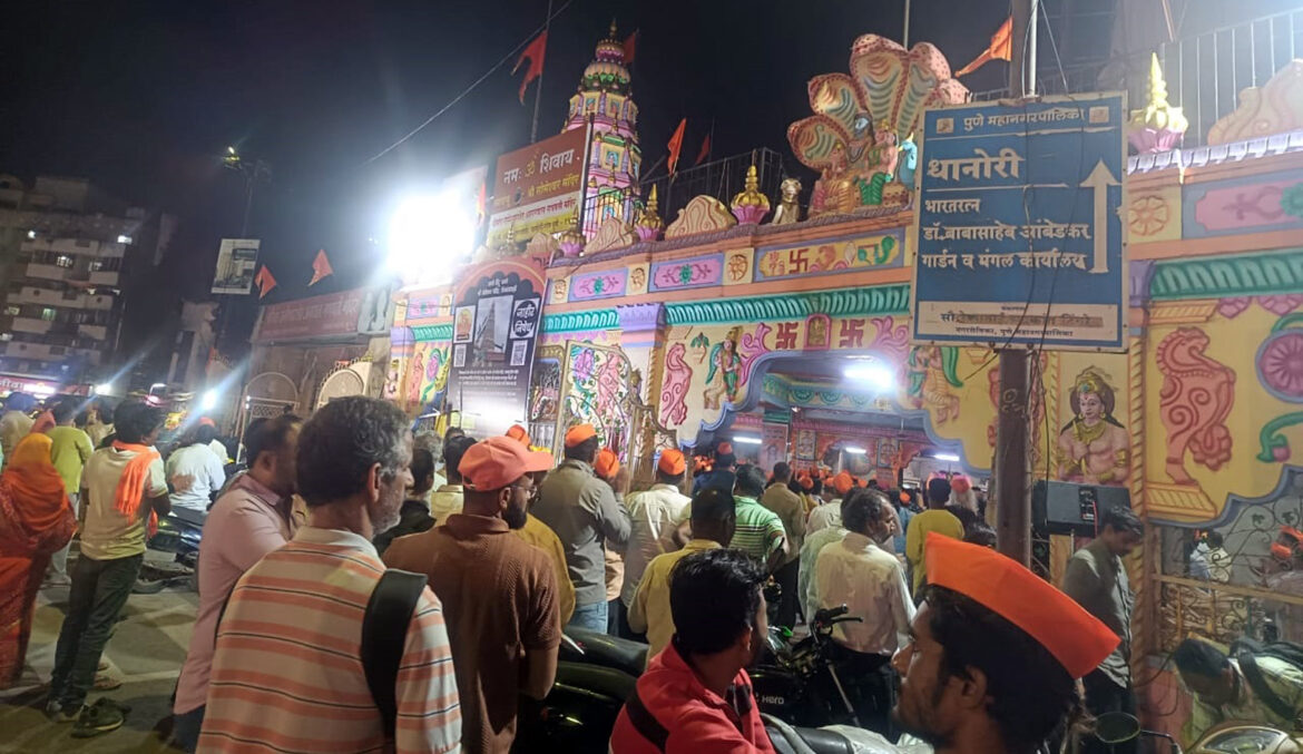 विश्रांतवाडी चौकातील मंदिरावरील कारवाईविरोधात सकल हिंदू समाजाकडून महाआरती व आंदोलन