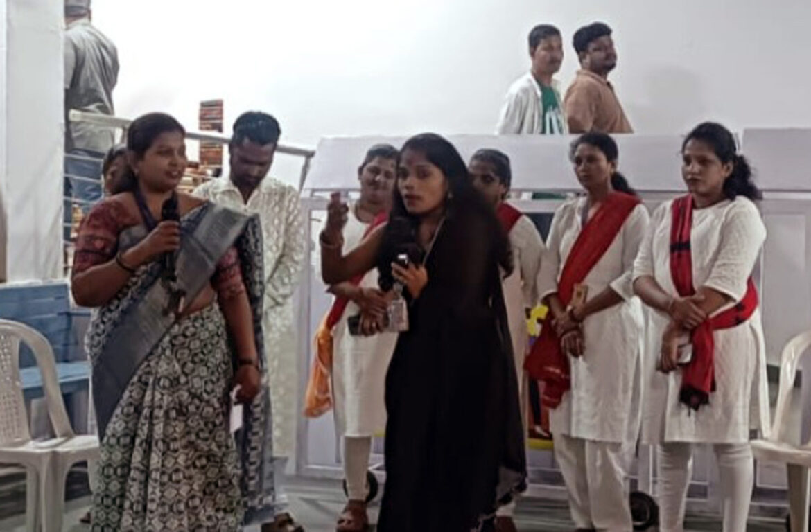 सोशल मीडिया व मोबाईल व्यसनावर बापू ट्रस्टतर्फे पथनाट्याचे सादरीकरण