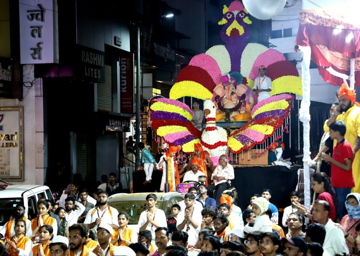 ढोल-ताशांचा गजर… रांगोळीच्या पायघड्या…आणि फुलांची उधळण… अशा उत्साहपूर्ण वातावरणात पिंपरी चिंचवड येथे गणेश विसर्जन मिरवणूक पार पडली
