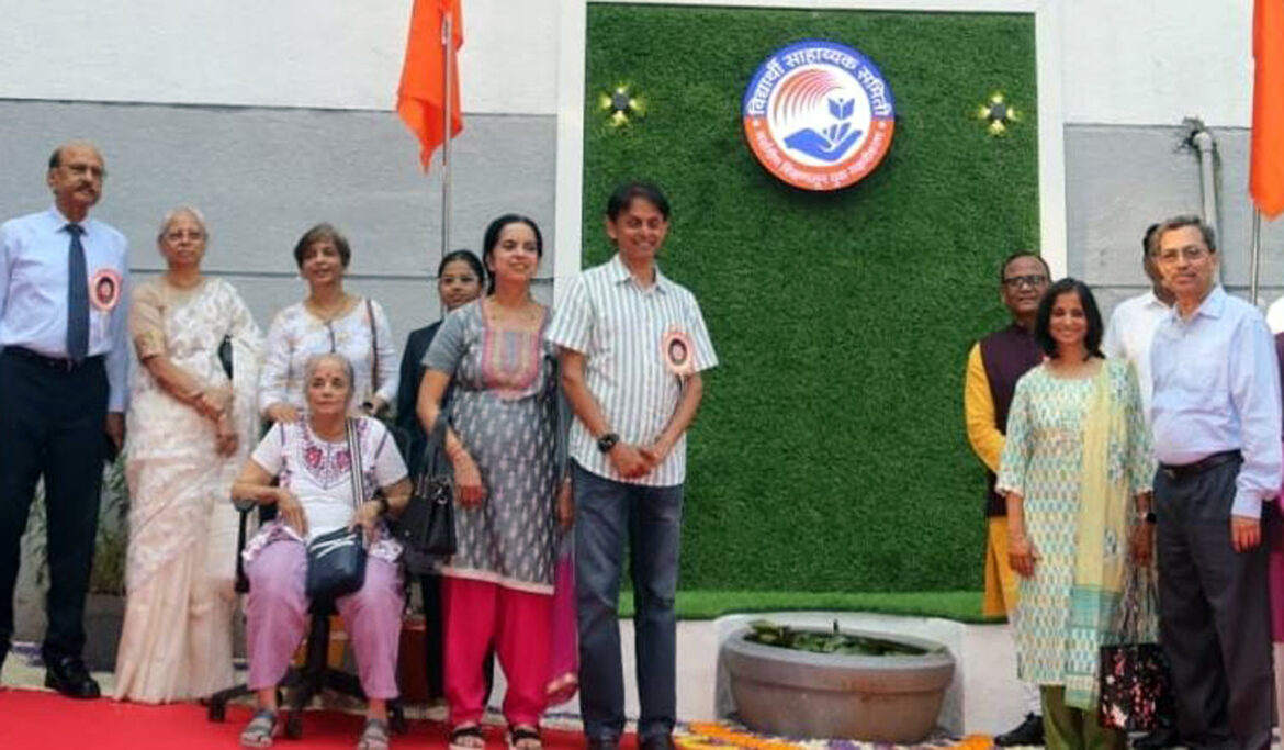 नात्यापलीकडे जाऊन मुलींनी एकमेकींना सहाय्य करावे