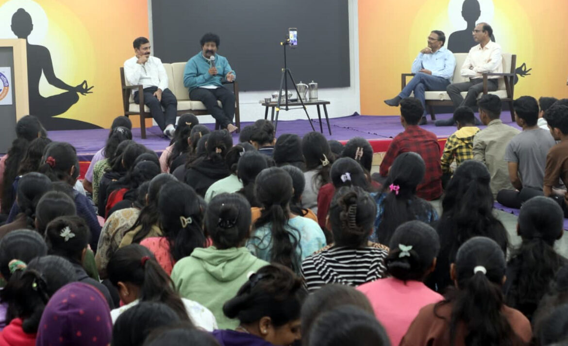 आपल्या समस्यांवर आपणच उपाय शोधायचे; इतरांसाठी ते फक्त इव्हेंट! लेखक-दिग्दर्शक प्रवीण तरडे यांचा सल्ला