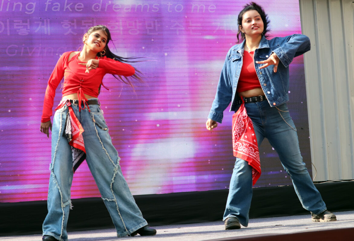 कोरियन सांस्कृतिक महोत्सवाने जिंकली पुणेकरांची मने फॅशन शो, के-पॉप, फ्यूजन संगीत व कोरियन खाद्य-संस्कृतीच्या स्टॉलना उत्स्फूर्त प्रतिसाद