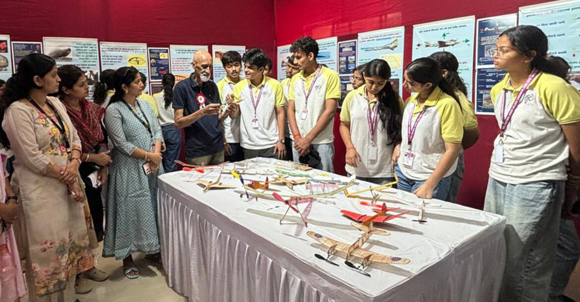 विद्यार्थ्यांनी अनुभवली विमानशास्त्राची रोमांचक व अद्भुत सफर