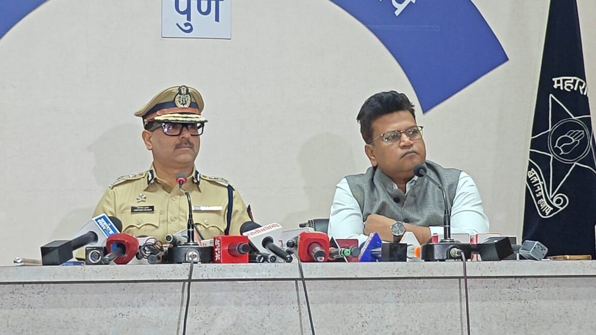 अनधिकृत होर्डिंग्ज आणि बेवारस वाहनांवर पुणे पोलीस-महापालिकेची संयुक्त कारवाई