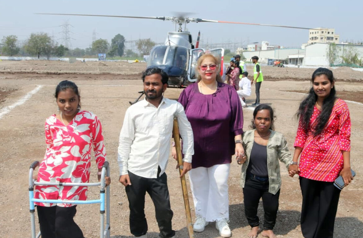 दिव्यांग मुलांच्या चेहऱ्यावर उमटला आकाशाचा आनंद; ३५ मुलांना हेलिकॉप्टर राईडचा अनुभव