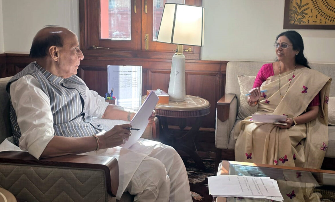 शौर्य पुरस्कारार्थींची मानधनवाढ, संरक्षण खात्याच्या जागांसंदर्भात प्रा. डॉ. मेधा कुलकर्णी यांनी घेतली केंद्रीय संरक्षण मंत्र्यांची भेट