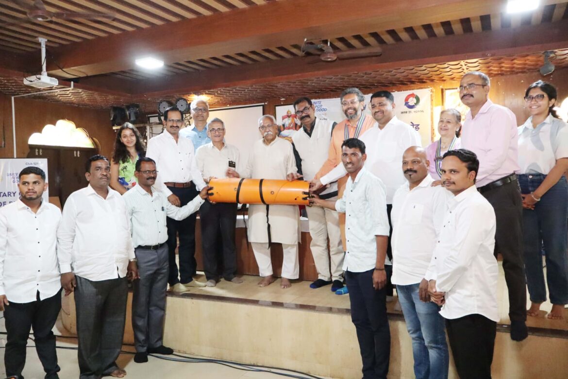 रोटरी क्लब सिंहगडरोडच्या वतीने गडकिल्ल्यांवर आपत्कालीन  बचावकार्य करणाऱ्या संस्थांना स्ट्रेचर वाटप.