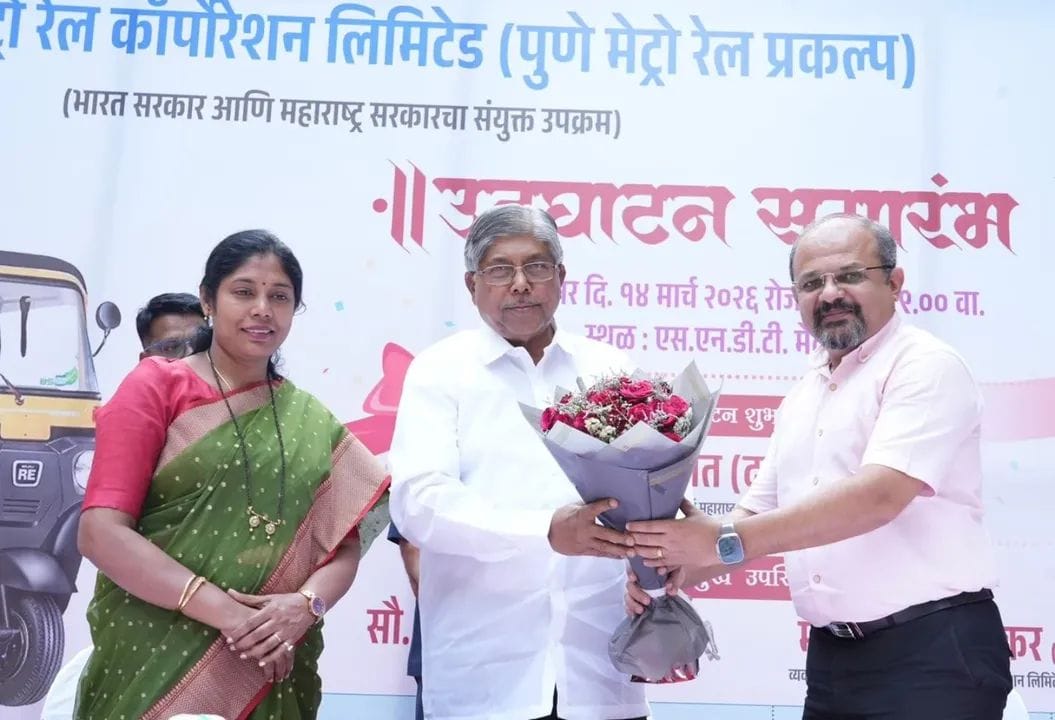 रिक्षा-कॅब चालकांची मोठ्या संख्येने उपस्थिती; रिक्षांना हिरवा झेंडा दाखवत सेवेला सुरुवात