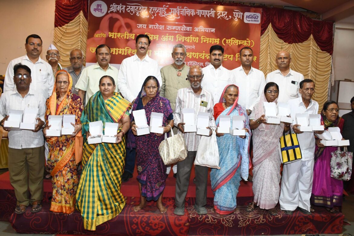 ‘दगडूशेठ’ गणपती ट्रस्टतर्फे ४०० ज्येष्ठांना मोफत श्रवणयंत्र श्रीमंत दगडूशेठ हलवाई सार्वजनिक गणपती ट्रस्ट ; कानाची तपासणी करून श्रवणयंत्र वाटप