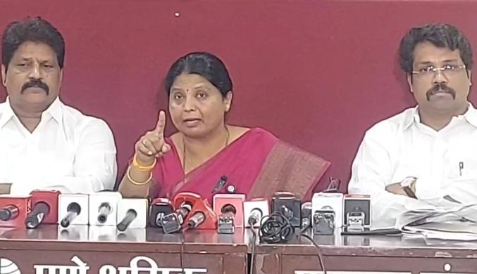 महिला आरक्षणावरून सुषमा अंधारे यांचा फडणवीसांना सवाल; ‘महिला मुख्यमंत्री द्यायला तयारी आहे का?’