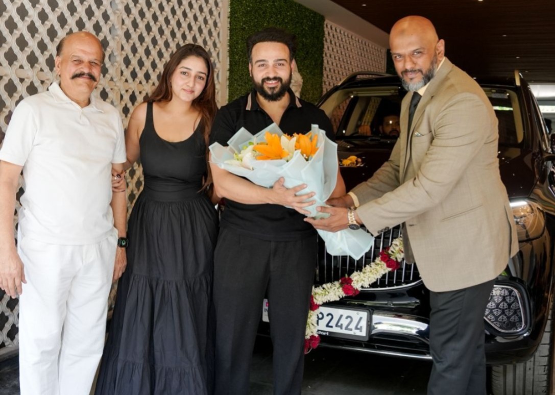 कृतज्ञ भावनेची जोड देत प्रसाद नगरकर यांनी आई-वडिलांना भेट दिली आलिशान ‘मर्सिडीज-मेबॅक’