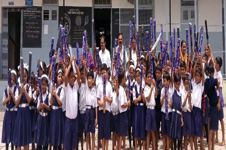 प्रा. डॉ. संजय बी. चोरडिया यांच्या वाढदिवसानिमित्त आदर्श विद्यालयातील विद्यार्थिनींना छत्र्यांचे वाटप